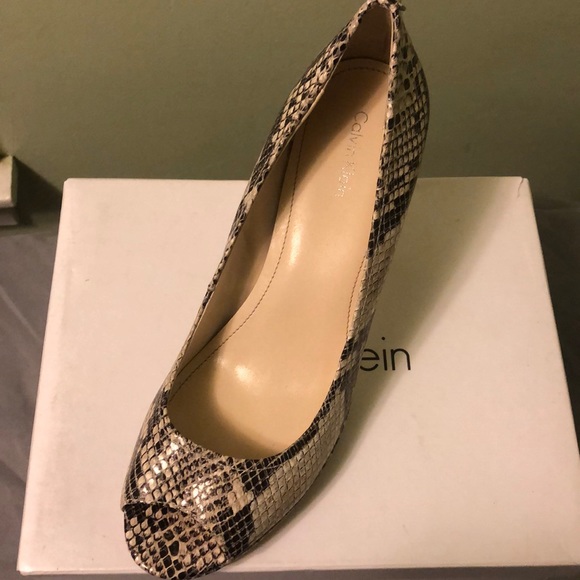 Size 8 Calvin Klein Python Print Open Toe Pumps - Picture 2 of 5
